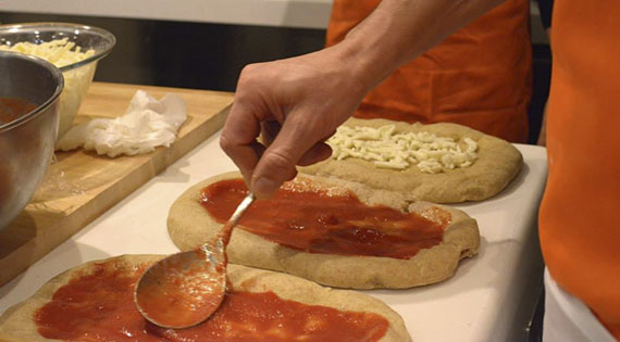Corso di pizza da Cozzari Casa. Andrea Pioppi insegna a fare una pizza buona come quella della pizzeria secondo la filosofia del libero impasto